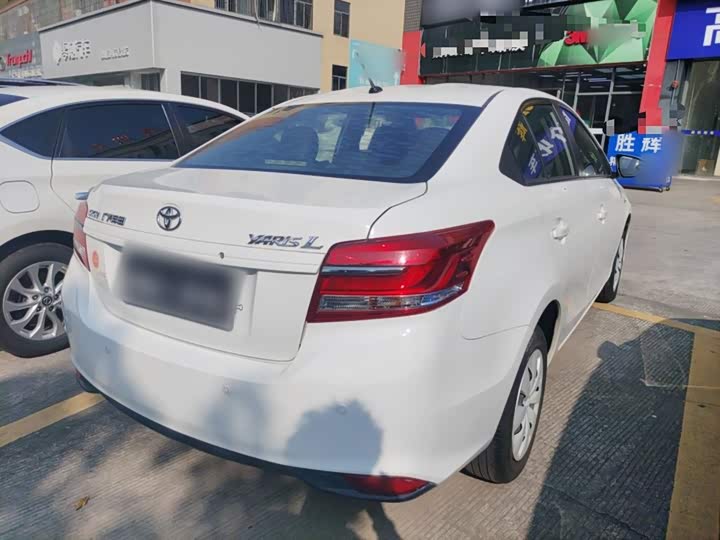 Фото 7 - Toyota Yaris L