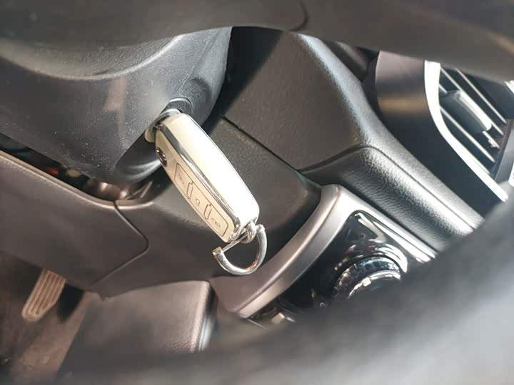 Фото 9 - Toyota Yaris L