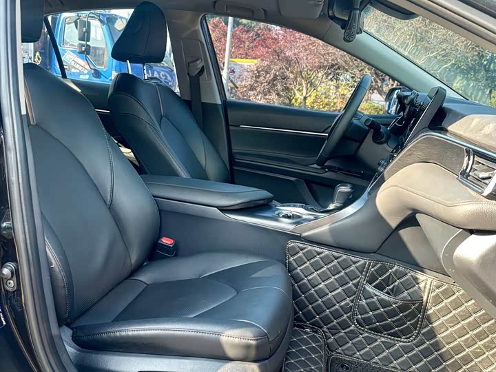 Фото 6 - Toyota Camry