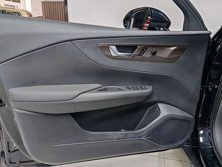 Фото 5 - Hongqi E-QM5