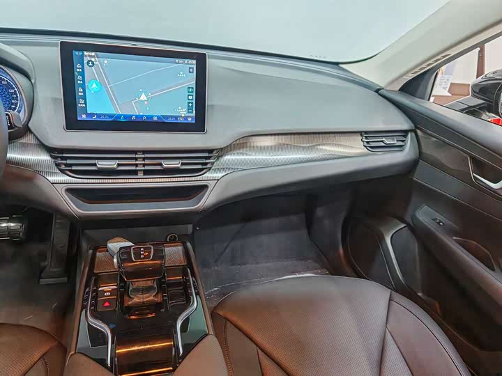 Фото 8 - Hongqi E-QM5