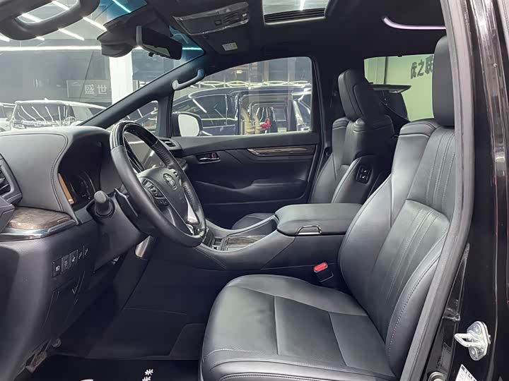 Фото 8 - Toyota Vellfire