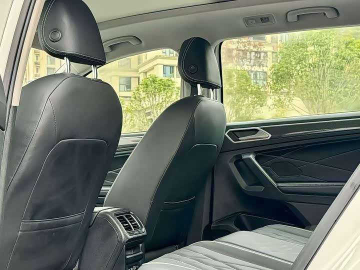 Фото 3 - Volkswagen Tiguan L Pro