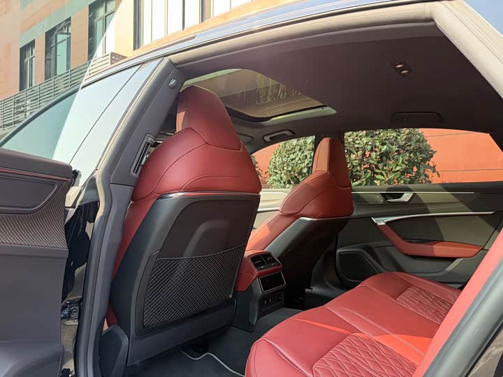 Фото 8 - Audi A7L