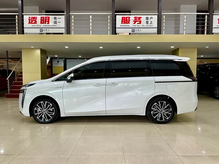 Фото 2 - GAC Trumpchi E8