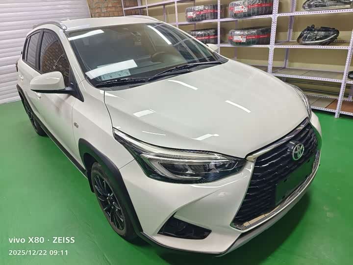 Фото 3 - Toyota Yaris L Hatchback