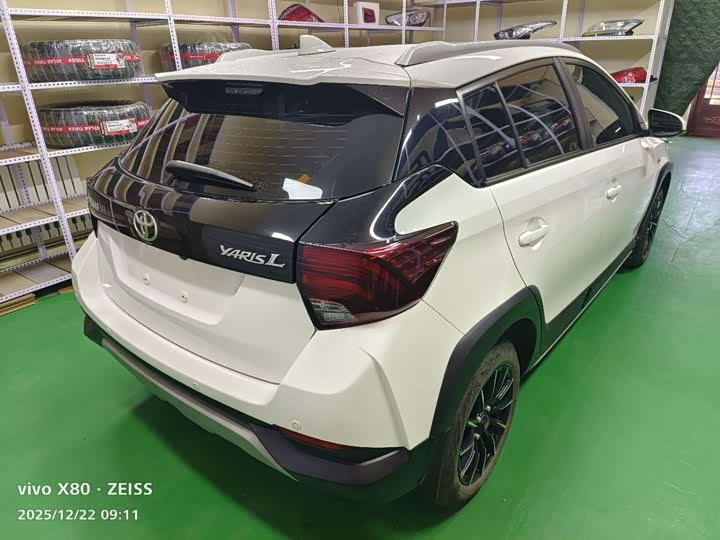 Фото 4 - Toyota Yaris L Hatchback