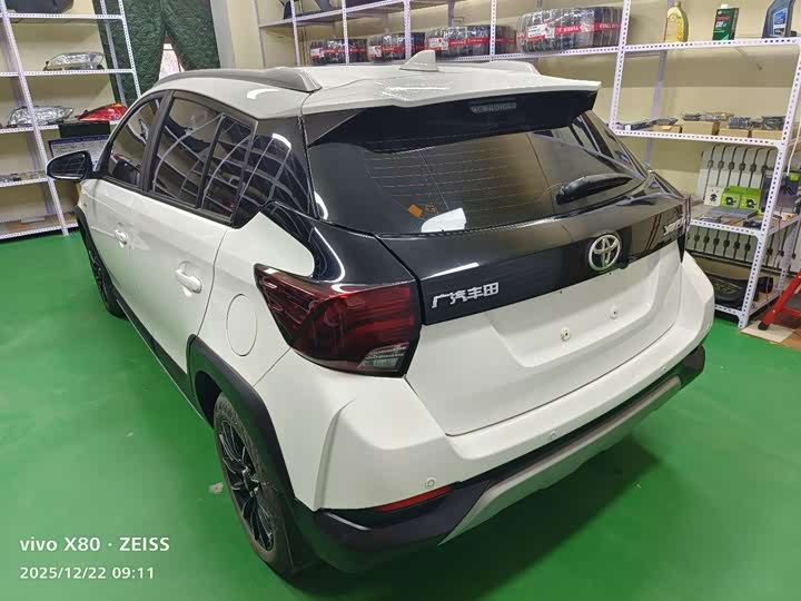 Фото 6 - Toyota Yaris L Hatchback