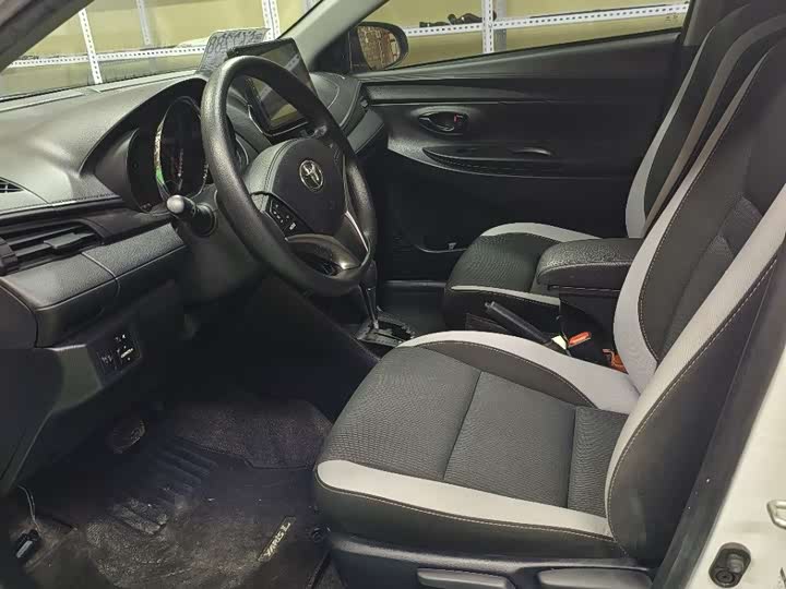 Фото 7 - Toyota Yaris L Hatchback