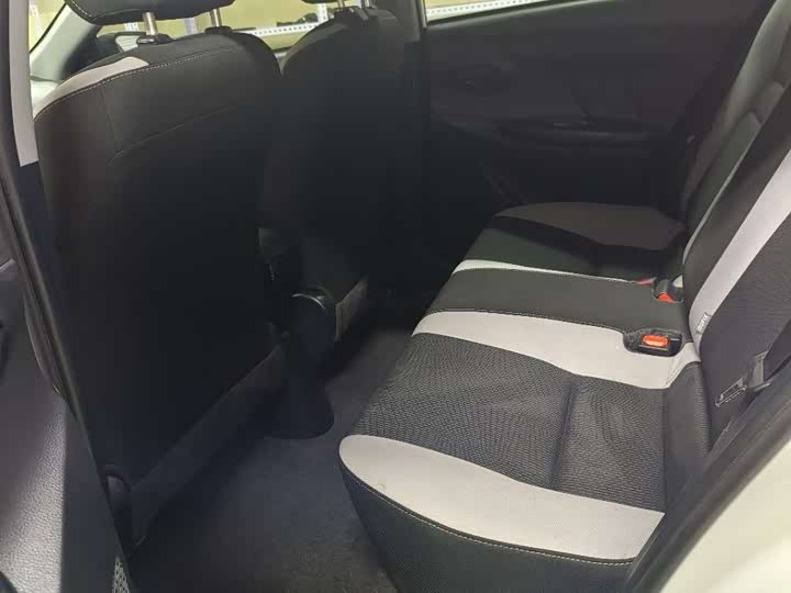 Фото 8 - Toyota Yaris L Hatchback