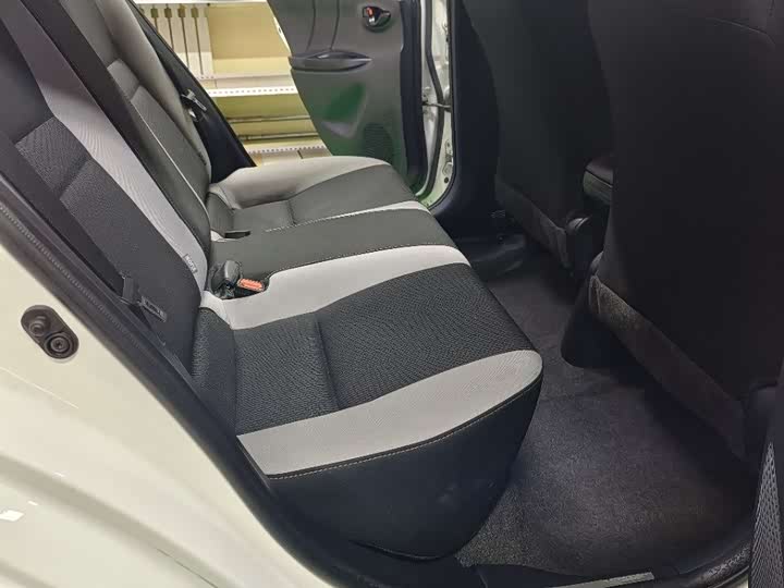 Фото 9 - Toyota Yaris L Hatchback