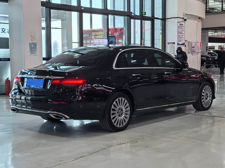 Фото 9 - Mercedes-Benz E-Class