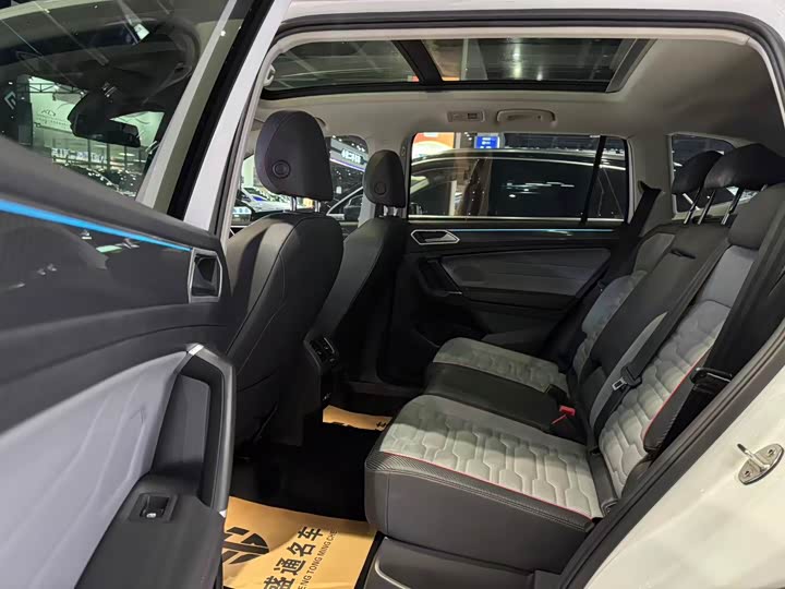 Фото 7 - Volkswagen Tiguan L Hybrid