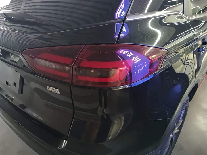 Фото 8 - Geely Atlas