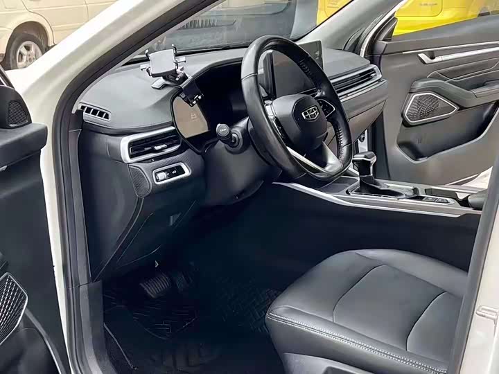 Фото 4 - Geely Emgrand