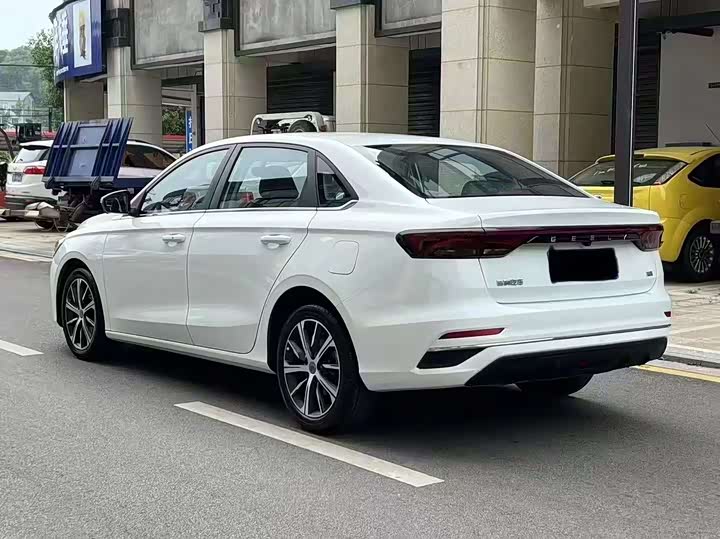 Фото 9 - Geely Emgrand