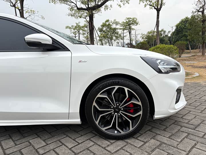 Фото 6 - Ford Focus