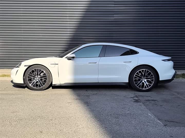 Фото 2 - Porsche Taycan