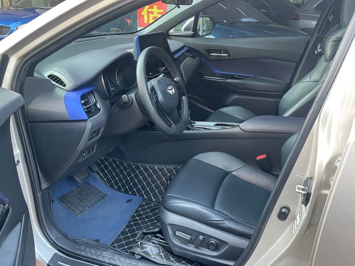 Фото 3 - Toyota C-HR