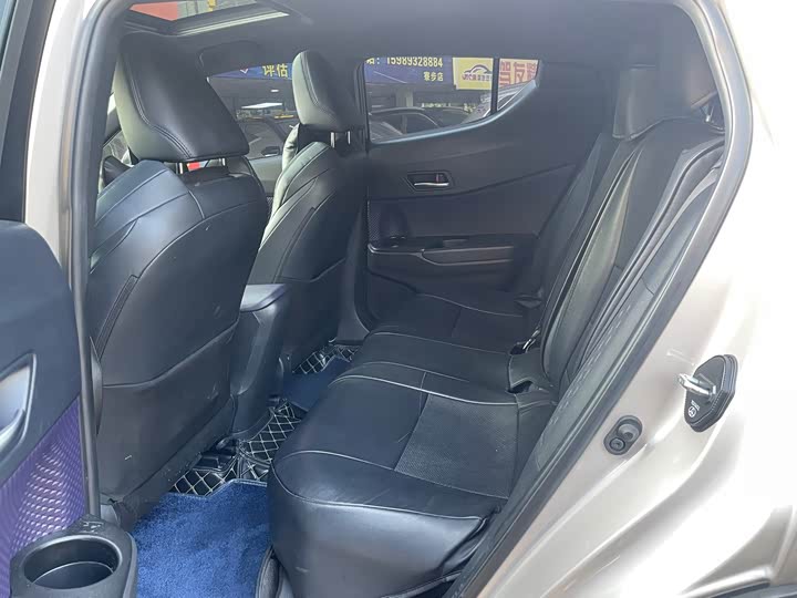 Фото 4 - Toyota C-HR