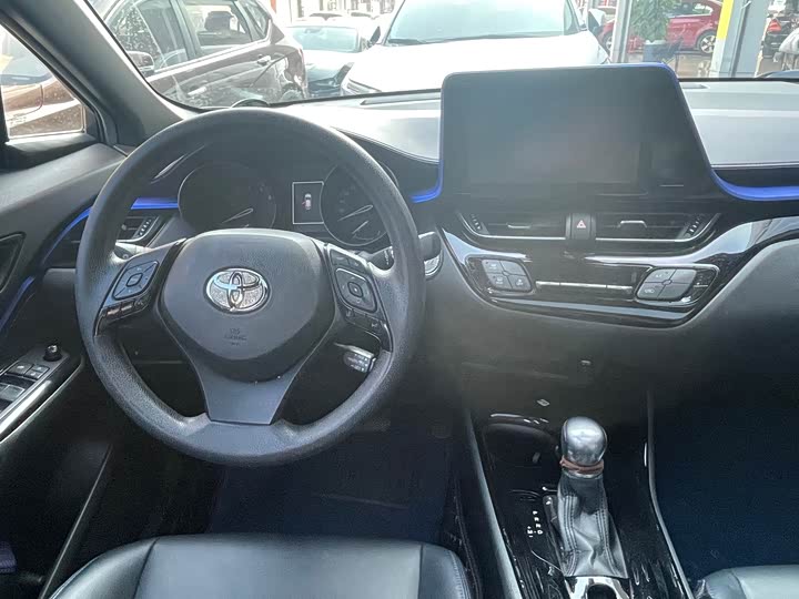 Фото 6 - Toyota C-HR