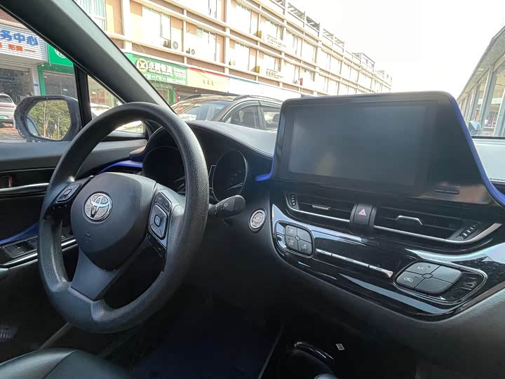 Фото 8 - Toyota C-HR