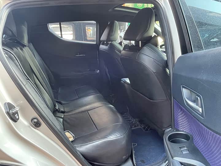 Фото 9 - Toyota C-HR