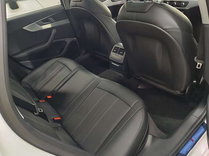 Фото 5 - Audi A4L