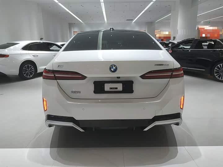 Фото 6 - BMW i5