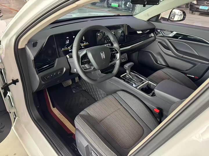 Фото 7 - Bestune B70