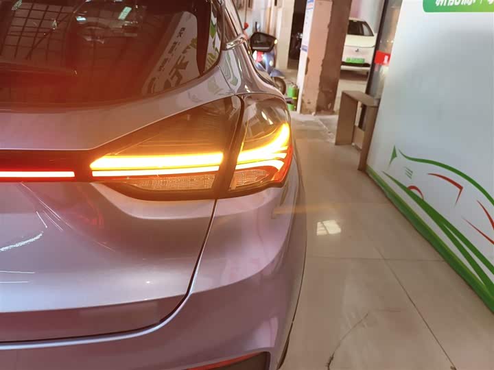 Фото 8 - Geely Geometry M6