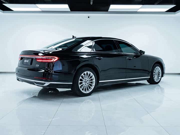 Фото 6 - Audi A8