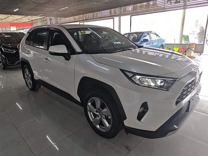 Фото 4 - Toyota RAV4
