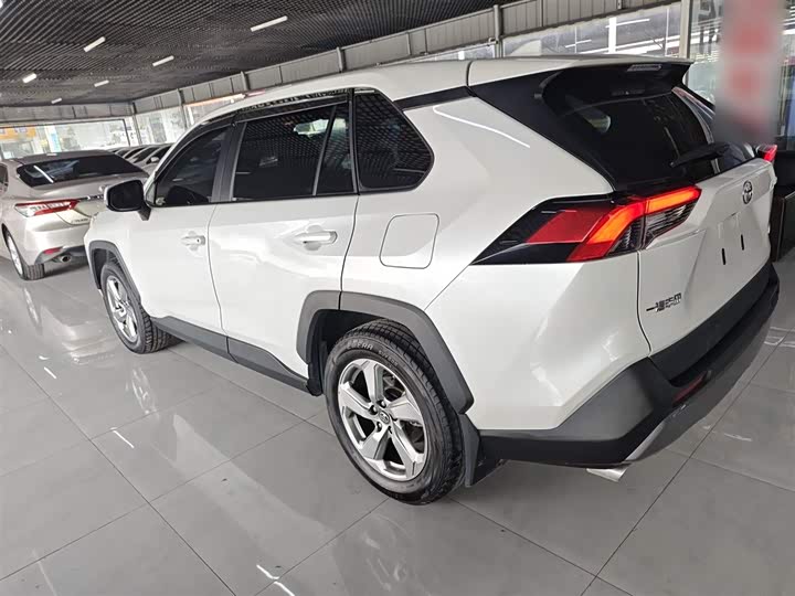 Фото 5 - Toyota RAV4
