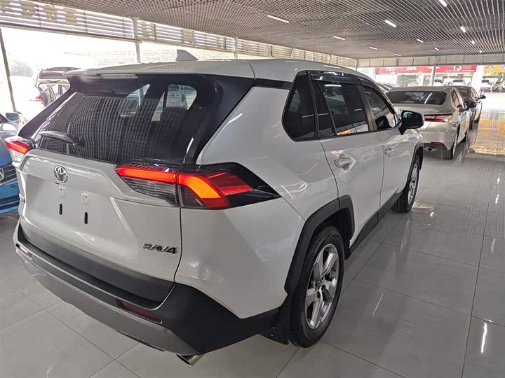 Фото 7 - Toyota RAV4