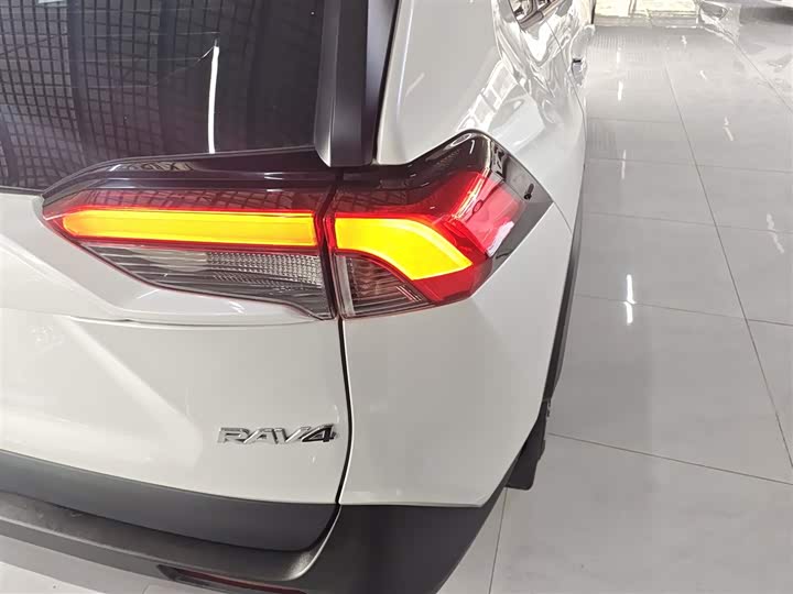 Фото 8 - Toyota RAV4