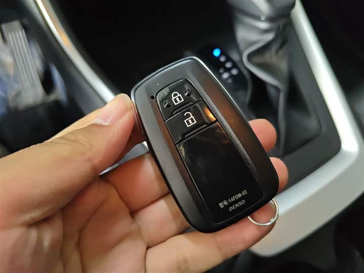 Фото 9 - Toyota RAV4