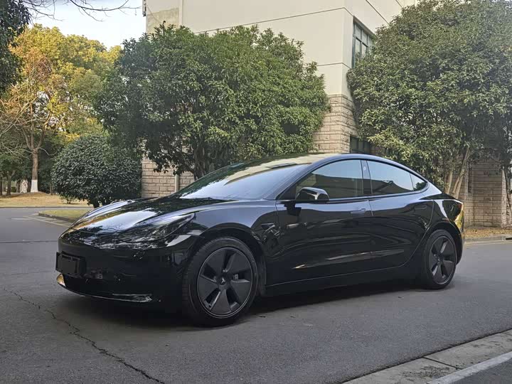Фото 1 - Tesla Model 3