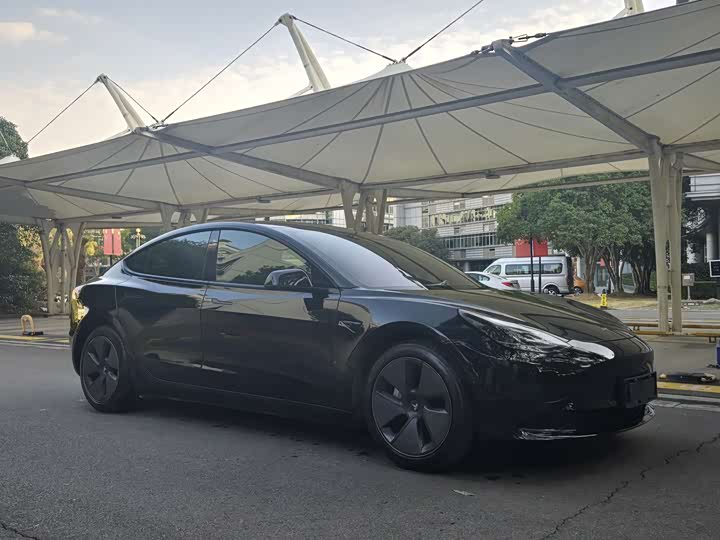 Фото 3 - Tesla Model 3