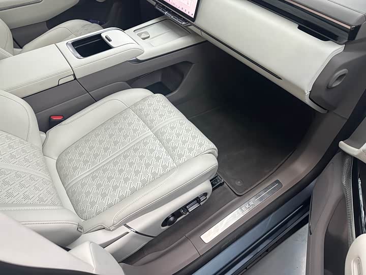 Фото 4 - Zeekr 7X