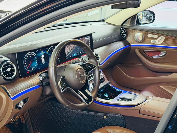 Фото 4 - Mercedes-Benz E-Class