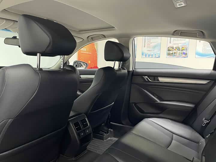 Фото 4 - Honda Accord