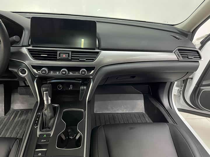 Фото 8 - Honda Accord