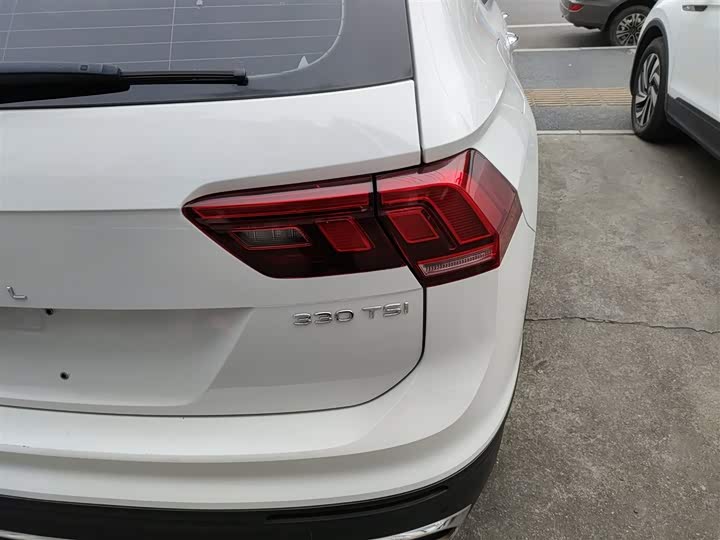 Фото 8 - Volkswagen Tiguan L Pro