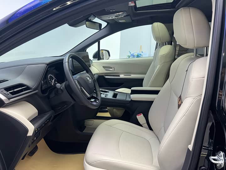 Фото 3 - Toyota Sienna