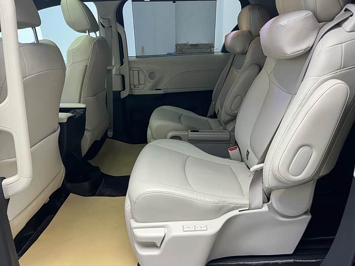 Фото 8 - Toyota Sienna