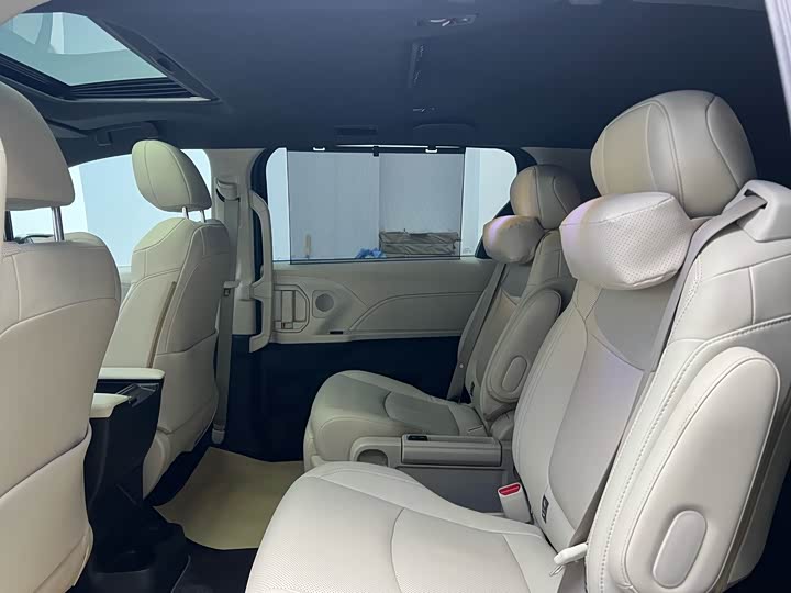 Фото 9 - Toyota Sienna