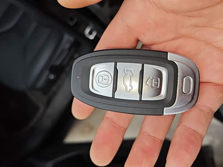 Фото 9 - Hongqi E-QM5