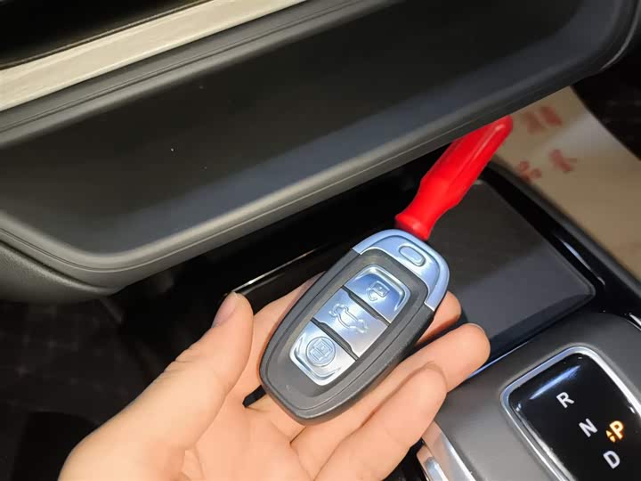 Фото 9 - Hongqi E-QM5