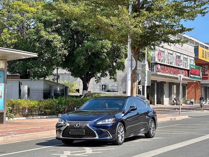 Фото 1 - Lexus ES